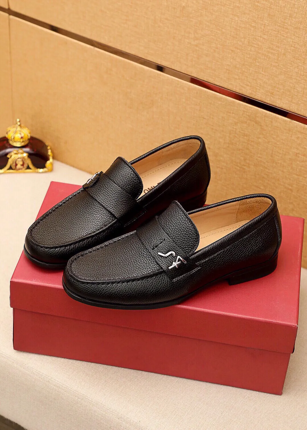 Men's shoes 💰480 💐 Product trademark: Ferragamo "Ferragamo" casual leather shoes Regular size: 38-44 (45🉑️customized) Product materials: Selected imported first-layer pebbled cowhide leather upper + luxury hardware buckle, imported water-dyed cowhide leather lining. Strong three-dimensional visual effect, original outsole color: 4⃣️seed leather materials available